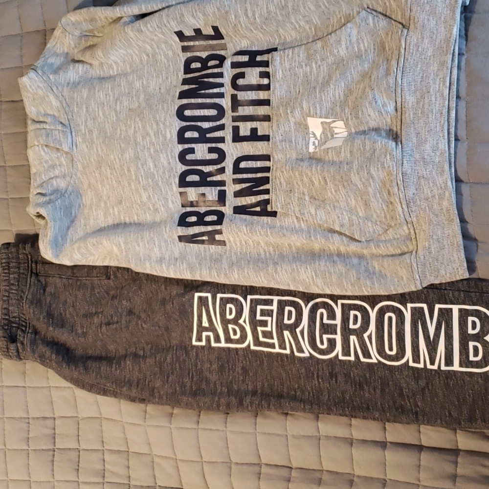 Abercrombie and Fitch boys sweats size 13/14.